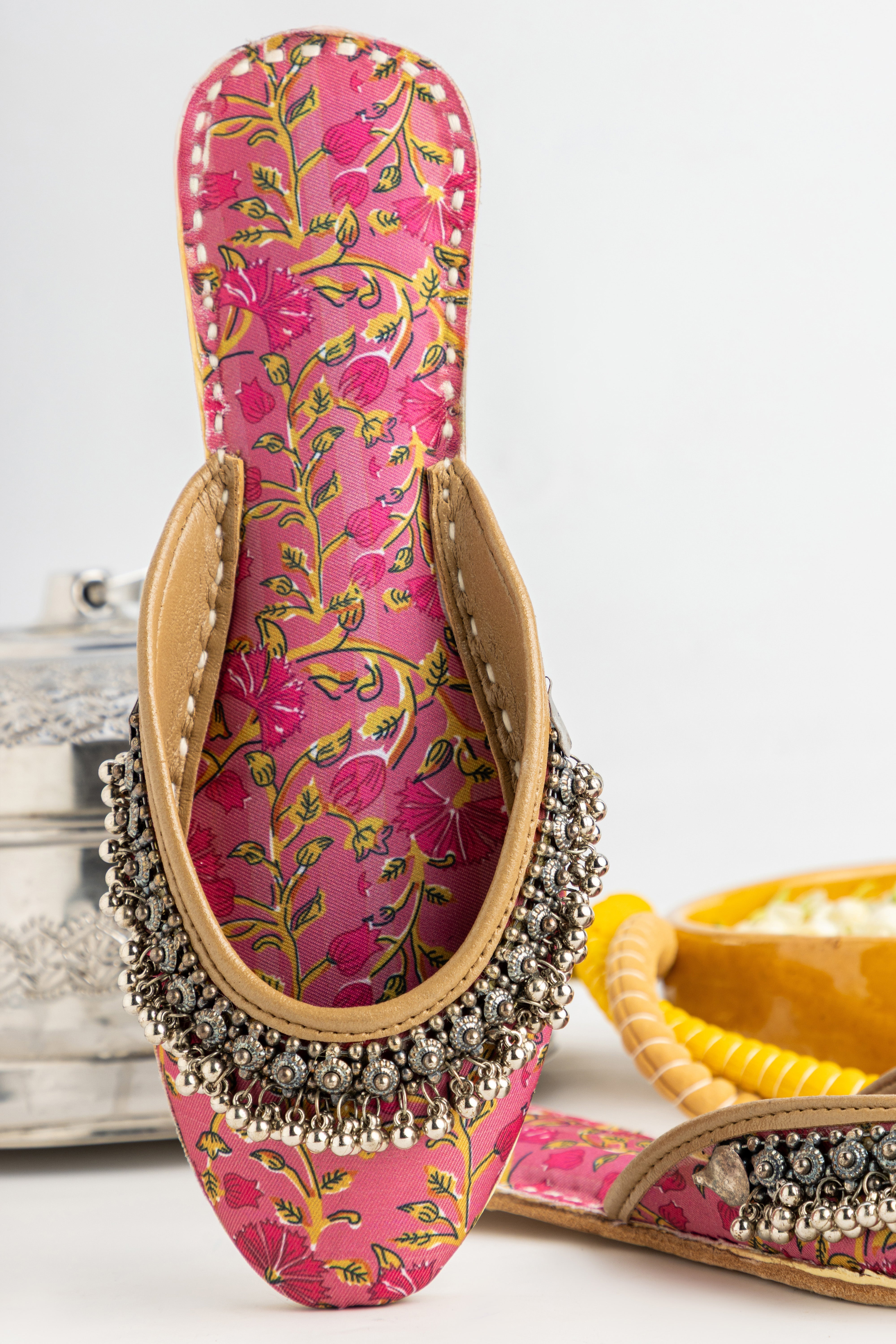 10 Ways to Style Khussas with Western Outfits