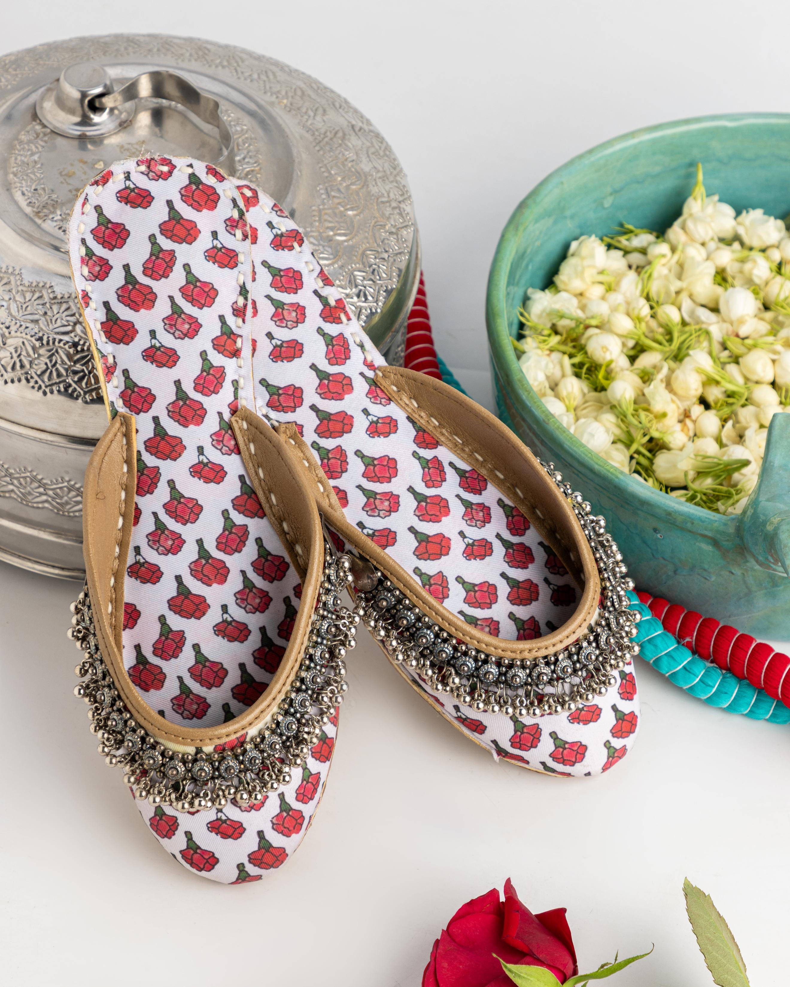 10 Ways to Style Khussas with Western Outfits