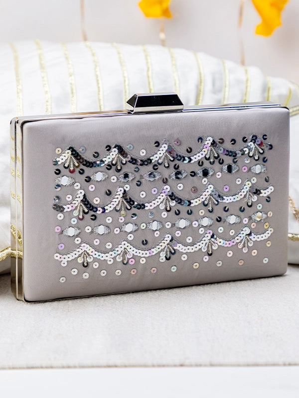 Belen Kolhapuri with Clutch