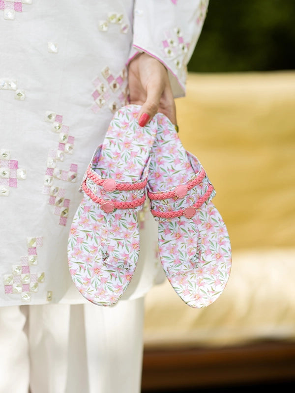 Mahira Kholapuri With Tote